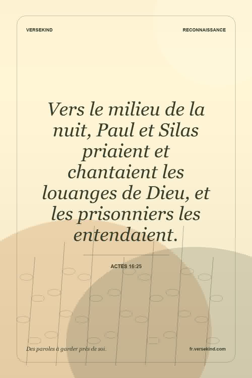 Vers le milieu de la nuit, Paul et Silas priaient et chantaient les louanges de Dieu, et les prisonniers les entendaient. — Actes 16:25